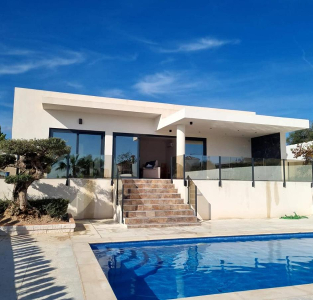 LUXUSNÍ VILLA CON TRES PALMERAS-SAN  FULGENCIO, oblast Alicante